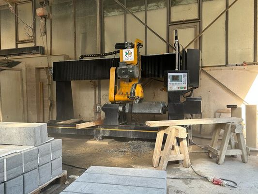 두 개의 발러스터 기둥 절단기