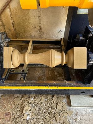 두 개의 발러스터 기둥 절단기