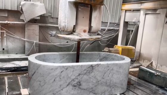 5 축 CNC 라우터 브릿지 톱 절단 기계 5 축 동시 제어 20 kW BT40 스핀드와 하이브리드 테이블 디자인