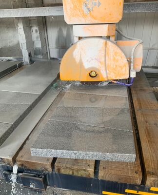정밀 석재 절단을 위한 3200x2000mm 작업대 및 15kw/18.5kw 모터 출력을 갖춘 4+1축 브릿지 절단기