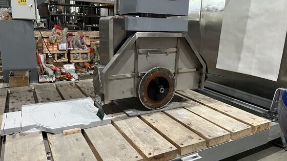 이탈리아 DDX 시스템 900mm 톱날 및 ±0.1mm 절단 정확도를 갖춘 5축 브릿지 석재 절단기