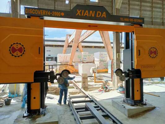 360° 서보 회전 테이블, 16면 슬라이드웨이, 28 롤링 휠 리프트를 갖춘 4축 CNC 다이아몬드 와이어 톱 기계 (대리석 및 화강암용)