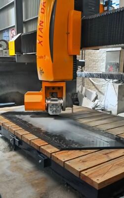 5 축 브릿지 톱 절단 기계 15kW 주 전력 및 자동 테이블 이동