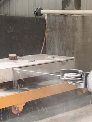 XIANDA CNC-2500SA 고정밀 CNC 다이아몬드 와이어 톱 기계 (20톤 하중 용량 및 360도 서보 회전 테이블 포함, 석재 프로파일링용)
