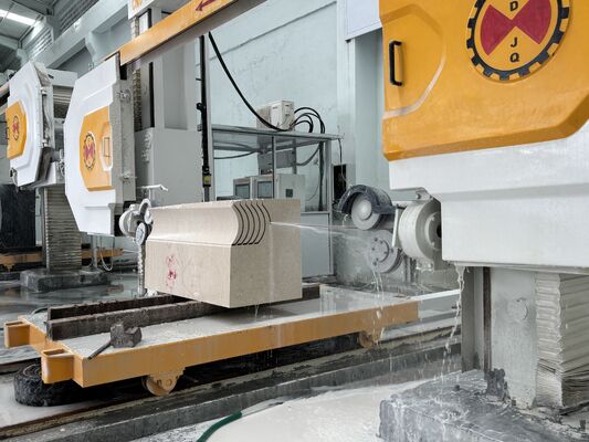 360° 회전 테이블 및 15KW 스핀들을 갖춘 CNC 다이아몬드 와이어 톱 기계 (고정밀 절단용)